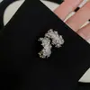 Brincos de Agulha Prata com Diamantes, Super Brilhantes, Design Simples em Forma de C, Estilo Minimalista Único, Luxo Leve, Brincos de Alta Qualidade para Atacado