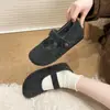 Sapatos Mary Jane felpudos para mulheres, novo estilo inverno 2026, para usar ao ar livre, mocassins fofos e peculiares, fecho de velcro, sola plana, sapatos de algodão com forro de fleece