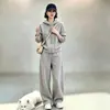 Conjunto de roupas esportivas casuais da moda para outono e inverno feminino: jaqueta de fleece curta com capuz e calça longa de perna larga, um conjunto de duas peças