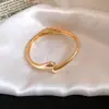 Pulseira Flor de Metal Plissado Transfronteiriça, Luxo Leve, Alta Qualidade, Design de Pulseira Exquisito, Joia de Moda Estilo Europeu e Americano para Mulheres