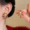 Aretes y Clips para Orejas de Fuegos Artificiales de Año Nuevo, Exquisitos y Pequeños, Diseño de Flor Roja Soñadora, Elegantes y Versátiles, Aretes de Lujo Ligero para Mujer