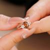 Transmisión en vivo Venta caliente anillo de oro rosa imitación granate rojo natural para mujer simple paloma rojo sangre tesoro incrustado anillo de diamantes de circonita