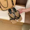 Sandalias tanga de tiras finas estilo diseñador Chuyuji para mujer, nuevo modelo de verano 2026, sandalias de tacón grueso y punta cuadrada