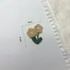 Venta al por mayor de fábrica de accesorios de ropa DIY, pegatinas de tela con flores, tocados, pinzas para el cabello, lindos accesorios de ropa de punto en stock
