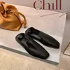 Mocasines de piel de vaca suave en el mismo estilo que los Grape Ma, con una puntera cuadrada angulada única, diseño minimalista, zapatos para calzar