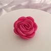 Broche de camelia rosa de tela satinada hecho a mano, accesorio de ropa, broche para mujer