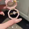 Anillo Abierto Flor de Trébol de la Suerte, Índice de Moda de Lujo Ligero Nicho de Gama Alta, Nuevo Modelo 2026, Accesorio Muy Hermoso para Mujeres