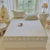 Falda de cama con estampado de encaje 100% algodón Falda de cama de algodón de Xinjiang Cubierta Protector de colchón denso fino y denso Agradable para la piel Cómodo