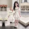 Novo design estilo coreano 2026 com toque único, vestido princesa de manga curta e um ombro para meninas, doce vestido bolo de renda conjunto de duas peças