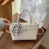 Bolsa Quadrada Pequena de Seda com Textura de Alto Padrão, Moda de Nicho, para Mulheres, Novo Estilo Outono/Inverno 2025, Bolsa Transversal Simples Retro