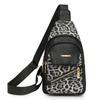 Bolsa de Peito para Mulheres 2025 Nova Moda Couro Versátil Bolsa de Ombro Estampa de Leopardo Costura Bolsa Feminina Bolsa Transversal de Viagem Atacado