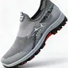 Zapatos slip-on de punto flyknit para comercio exterior transfronterizo 2026 para hombres, sin cordones, talla grande, forro de malla transpirable, adecuados para personas de mediana edad y mayores para caminar