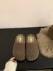 Pantuflas retro de felpa para mujer, adecuadas para usar en exteriores, nuevo estilo invernal de moda 2026, pantuflas de algodón tipo slip-on de punta cerrada, para estar en casa