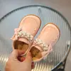 Sapatos de Couro para Meninas 2026 Outono Nova Moda Sapatos de Couro com Pérolas Estilo Britânico Sapatos de Princesa com Laço Sapatilhas de Strass para Crianças