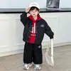 Conjunto de Três Peças de Uniforme de Beisebol para Meninos Primavera e Outono 2026 Novo Estilo de Primavera Jaqueta para Bebê Conjunto de Moletom Moderno e Estiloso para Crianças
