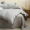 Modelo Nuevo 2026 Juego de Cuatro Piezas 100% Algodón Teñido en Hilo Algodón Lavado con Patrón de Rayas Finas, Estilo Artístico Simple, Borde Festoneado, Ropa de Cama para Casa de Huéspedes