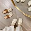 Chinelos Femininos Cobertos para Dedos 2026 Verão Novo Estilo Renda Malha Bordado Fivela de Cinto Suave Meio Chinelo Plano Tendência
