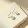 Gancho Curvo Simple Francés Gancho de Oreja de Perla Dorado y Plateado Bicolor Elegante Versátil para Viajes Pendiente Redondo de Perla Pendiente de Oreja para Mujer