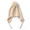 Atacado de fábrica 26 novos chapéus de cashmere outono e inverno para mulheres, chapéus de proteção para as orelhas, chapéus de tricô de cabo espessados, cor sólida com pompom