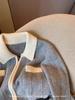 Chaqueta de punto con cremallera contrastante en gris y blanco y solapas para mujer, estilo perezoso, suave y ceroso, cárdigan suéter Otoño e Invierno 2023