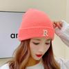 Nuevo estilo de sombrero para mujer, moda para todo tipo de combinaciones, gorro de punto con cara visible, gorro de lana ajustado para estudiantes, gorro cálido de color caramelo para otoño e invierno.