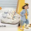 Zapatillas para niñas colección primavera y otoño 2026, con parte superior de malla transpirable, adornos de dibujos animados, suela suave y diseño antideslizante, perfectas para niños pequeños que están aprendiendo a caminar, uso casual y estilo versátil.