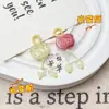 Accesorio popular de TikTok con colgante de flor de ciruelo pequeña que cambia de color, llavero hecho a mano con tallado fino, pulsera, collar
