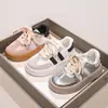 Zapatillas Bajas para Niños Modelo Nuevo 2026 Primavera y Otoño para Niños Mayores, Zapatillas de Entrenamiento Alemanas de Doble Correa, Zapatos Casuales Transpirables de Suela Suave