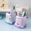 Portalápices Caja de Almacenamiento de Coche de Dibujos Animados para Estudiantes de Primaria Hombres y Mujeres Portalápices de Almacenamiento de Escritorio Pegatinas DIY Gran Capacidad Modelo Nuevo