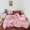 Juego artístico y minimalista de cuatro piezas a rayas de terciopelo de leche para otoño e invierno, con una funda de edredón de forro polar de coral engrosada, cálida y de doble cara, y un juego de sábanas de tres piezas