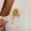 Adornos Transfronterizos Europeos y Americanos Sensación de Lujo Ligero Broche de Flor de Lirio Calla con Pedrería Diseño de Moda Versátil Pin de Abeja para Mujeres