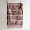 Bufanda de estilo étnico con estampado paisley y bordes coloridos, patrón vintage francés de alta gama, versátil y elegante para otoño e invierno