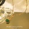 Collar de ágata verde con incrustaciones chapado en oro de lujo ligero para mujer, diseño moderno con sentido de la personalidad, combina con todo, cadena para la clavícula de otoño e invierno al por mayor