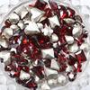 Joyería de uñas de diamante con punta puntiaguda intermitente de color rojo oscuro popular de TikTok, joyería de diamantes de uñas festivas de estilo chino con forma de corazón torcido y cuadrado grueso.