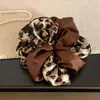 Goma para el pelo de alta gama estilo coreano con estampado de leopardo y diseño de retazos, liga para el cabello de tela con un look sofisticado, nuevo accesorio para moño y cola de caballo