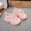Sandálias fechadas para meninas, tênis esportivos infantis, novo modelo verão 2026, calçados de praia para crianças maiores, sapatos respiráveis de malha vazada única