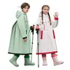 Impermeable infantil, diseñado para uso escolar, impermeable de estilo largo para adolescentes, con compartimento para mochila, poncho de lluvia de nuevo estilo para niños y niñas