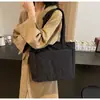 Nova Bolsa de Ombro Lisa Simples para Mulheres, Bolsa Tote Leve Casual de Grande Capacidade para Estudantes Universitários Indo para a Aula