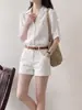 Elegante camisa de lino de manga corta con cuello en V estilo francés para mujer, camisa casual de verano holgada, top fino con estilo 'old money' de clase.