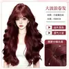 Peluca completa para mujer en color rojo frambuesa con grandes rizos largos y ondulados, adecuada para looks casuales de todos los días, con una textura esponjosa, ideal para un estilo de chica hot perezosa o lolita.