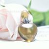 Venta al por mayor de fábrica botella de perfume de jade con forma de corazón de durazno, polvo de cristal, fluorita de cristal, amor, botella de aromaterapia, botella de aceite esencial, colgante de joyería