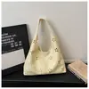 Bolsa de Ombro Única Nova Primavera/Verão 2026 Feminina Grande Capacidade Vazada Simples Moda Sensação de Alto Padrão Luxo Leve Estilosa Bolsa Tote