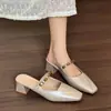Nueva colección de verano 2026: Sandalias tipo mule abiertas para mujer con punta cuadrada, tacones gruesos y diseño de media pantufla, perfectas para usar al aire libre