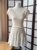 Camiseta de punto de seda helada de manga corta con cuello en V amarillo para mujer, verano, diseño francés fino, corte ajustado, adelgazante, top corto moderno