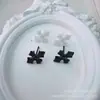 Los pendientes de cruz de cerámica de zirconia son pequeños, exquisitos y libres de metales pesados, adecuados para perforaciones y cuidado de los oídos