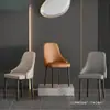 Silla de comedor minimalista italiana silla moderna simple silla con respaldo de lujo ligero taburete para apartamento pequeño hogar hotel restaurante metal