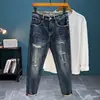 Jeans de mezclilla de alta gama salpicados de pintura para hombre, con un diseño elegante y moderno, un look cool y atrevido, detalles desgastados y rotos, y un corte ajustado con pierna cónica