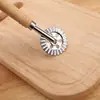 Em estoque cortador de bolo carvalho roda de bolo aço inoxidável roda de bolo faca de pizza faca de rolo molde de biscoito fabricantes atacado