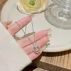 Collar con Colgante de Trébol de Cuatro Hojas de Nuevo Estilo Incrustado con Diamantes, Diseño de Nicho de Lujo Ligero, Sensación de Alta Gama, Versátil para el Trabajo, Joyería para la Clavícula