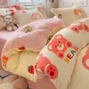 Juego de Cama de Cuatro Piezas con Estampado de Leche y Lana para Otoño e Invierno Sábana Bajera Ajustable Gruesa y Cálida Juego de Tres Piezas para Dormitorio de Estudiantes Ropa de Cama Esponjosa